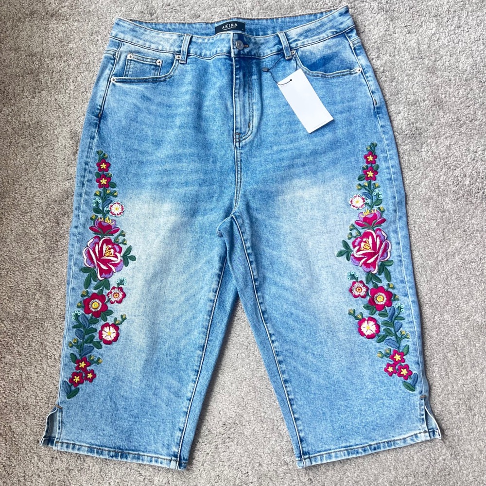 Akira Denim Shorts Womens 1X Blue Floral Embroidered Bermuda High Rise AK25812-C